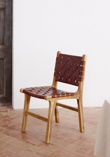 KAVE HOME Calixta spisebordstol - brunt skinn og naturlig teak