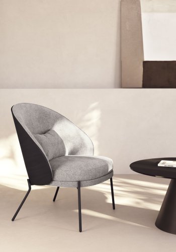 KAVE HOME Eamy lenestol - lys grtt stoff, sort ask finer og sort stl