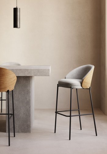 KAVE HOME Eamy barstol, med ryggsttte og fotsttte - lysegrt stoff, finér i naturlig ask og svart stl
