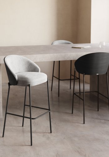 KAVE HOME Eamy barstol, med ryggsttte og fotsttte - lysegrt stoff, svart ask finer og svart stl