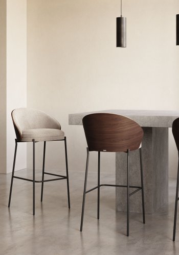 KAVE HOME Eamy barstol, med ryggstd och fotstd - ljusbrunt tyg, brun askfanr och svart stl