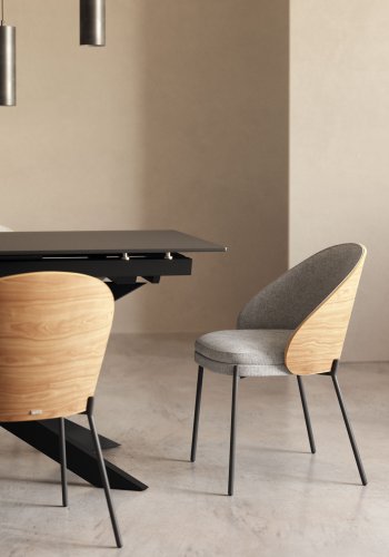 KAVE HOME Eamy spisestuestol - lysegrt stoff, finér i naturlig ask og sort stl