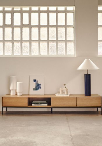 KAVE HOME Vedrana TV-bord, m. 3 skuffer og 1 rom - naturlig eikefiner og sort stl (195x40)