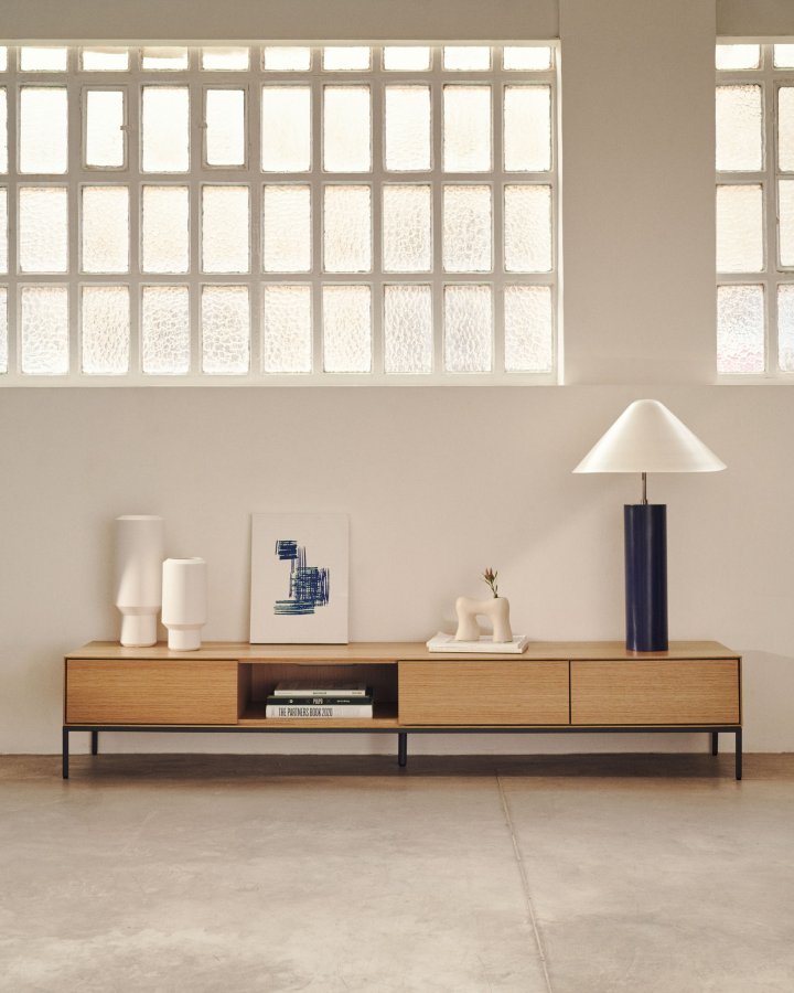 KAVE HOME Vedrana TV-bord, m. 3 skuffer og 1 rom - naturlig eikefiner og sort stl (195x40)