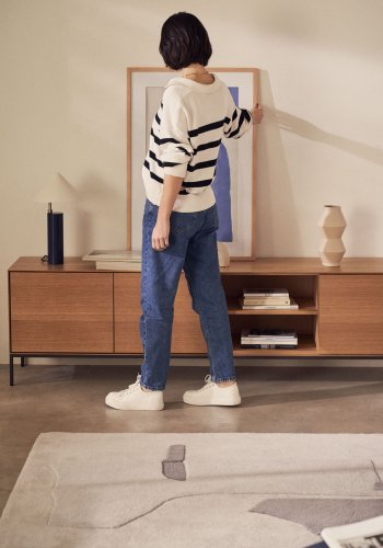 KAVE HOME Vedrana TV-bord, m. 3 drer og 4 hyller - naturlig eikefiner og sort stl (195x40)