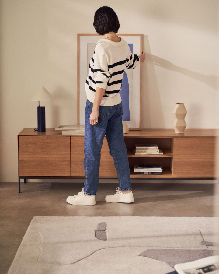 KAVE HOME Vedrana TV-bord, m. 3 drer og 4 hyller - naturlig eikefiner og sort stl (195x40)