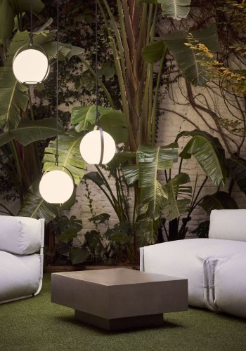 KAVE HOME Dinesh bordlampe, trdls - hvit polyetylen og sort stl (33x34)