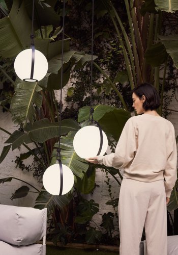 KAVE HOME Dinesh bordlampe, trdls - hvit polyetylen og sort stl (33x34)