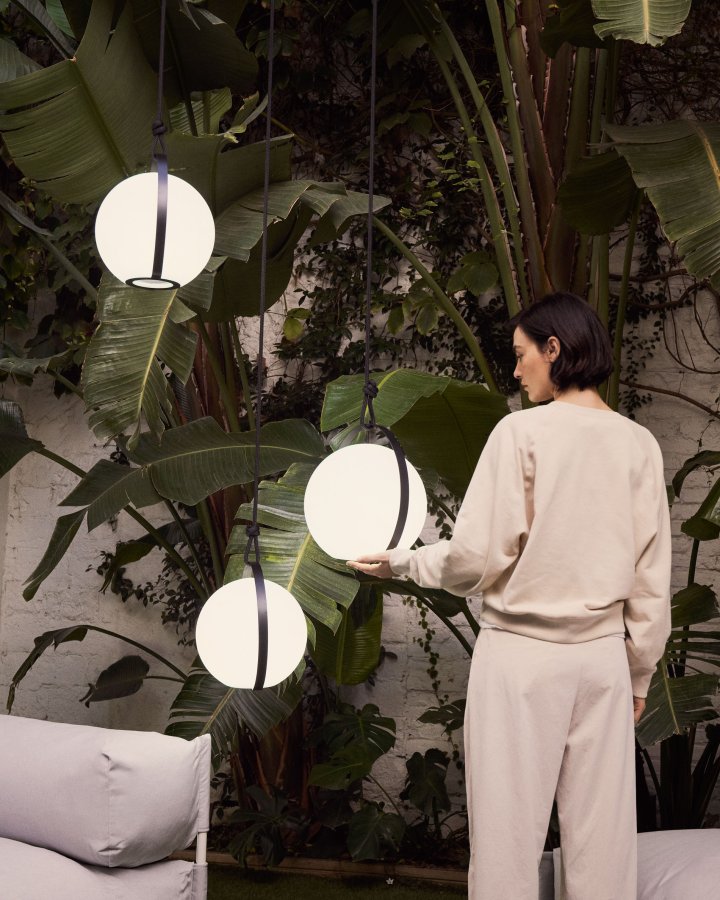 KAVE HOME Dinesh bordlampe, trdls - hvit polyetylen og sort stl (33x34)