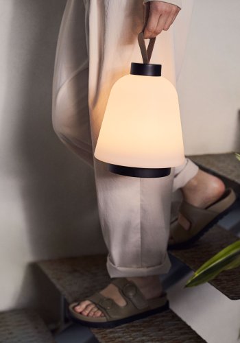 KAVE HOME Udiya brbar bordlampe - polyetylen og svart metall