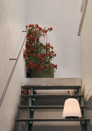 KAVE HOME Udiya brbar bordlampe - polyetylen og svart metall