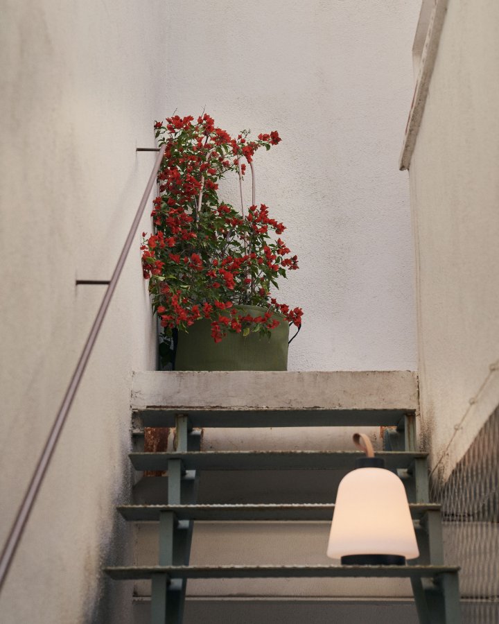 KAVE HOME Udiya brbar bordlampe - polyetylen og svart metall