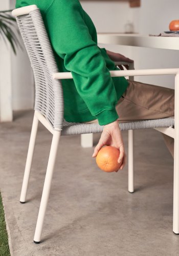 KAVE HOME Culip hagestol, med armlener - grtt tau og hvit aluminium