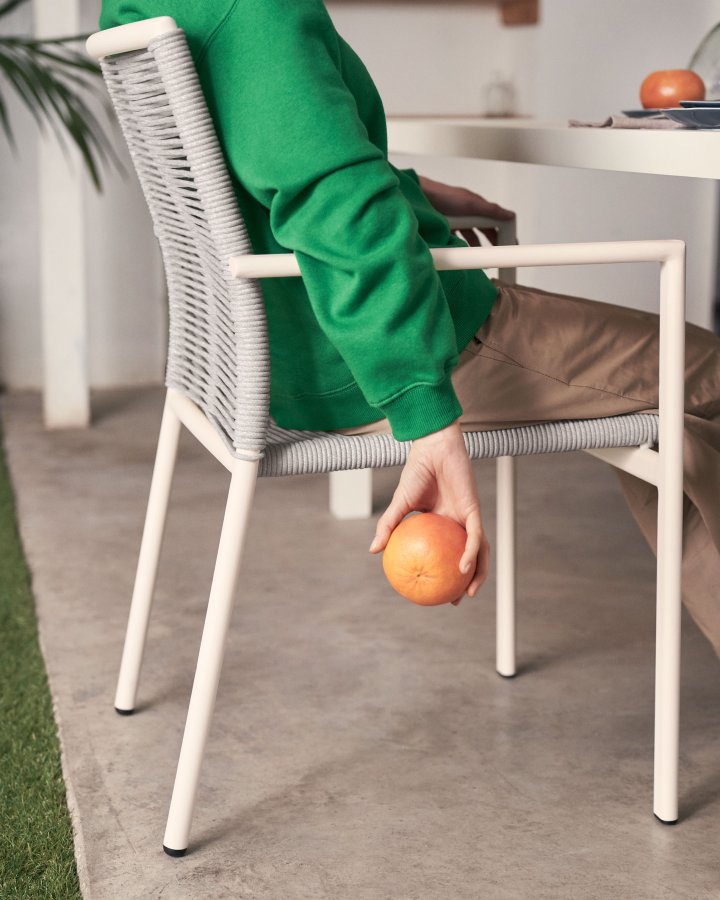 KAVE HOME Culip hagestol, med armlener - grtt tau og hvit aluminium