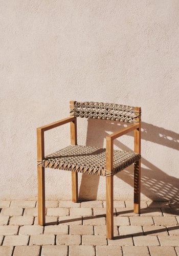 KAVE HOME Giverola stol, med armlener - syntetisk flettet og naturlig teak