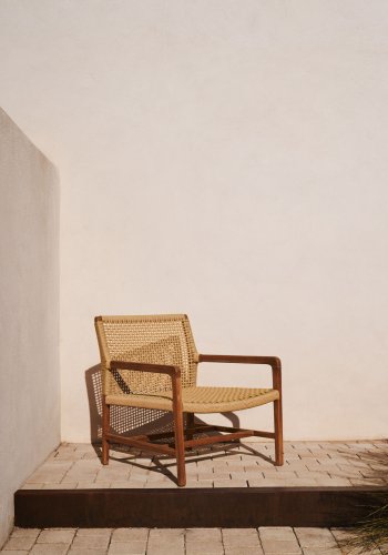 KAVE HOME Sabolla hagestol, med armlener - naturlig syntetisk flettet og teak