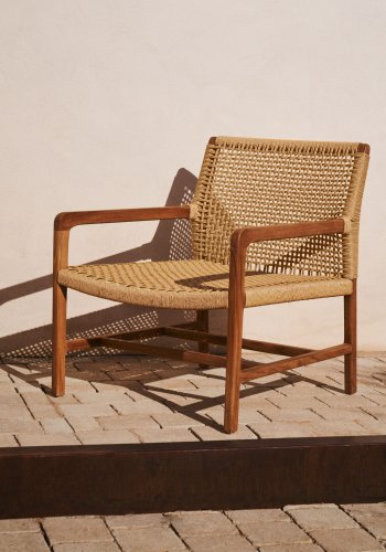 KAVE HOME Sabolla hagestol, med armlener - naturlig syntetisk flettet og teak