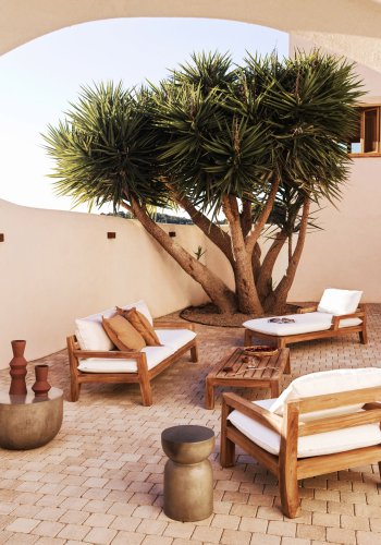 KAVE HOME Forcanera stol, m. hvit pute - brun teak