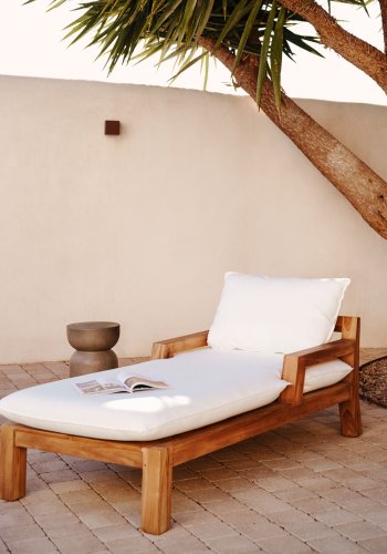 KAVE HOME Forcanera fluktstol, m. hvit pute - brun teak