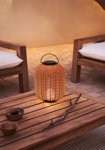 KAVE HOME Saranella brbar bordlampe, oppladbar m. USB-kabel, rund - brun polyrattan og metall