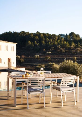 KAVE HOME Bona hagestol, med stoffpute og armlener i teak - hvit aluminium