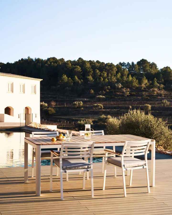 KAVE HOME Bona hagestol, med stoffpute og armlener i teak - hvit aluminium