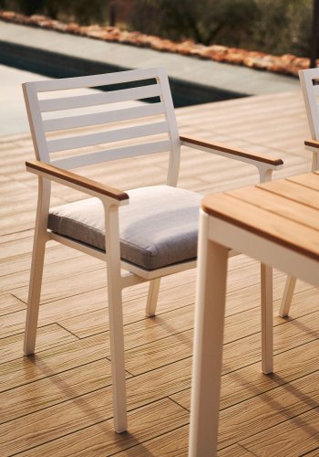 KAVE HOME Bona hagestol, med stoffpute og armlener i teak - hvit aluminium