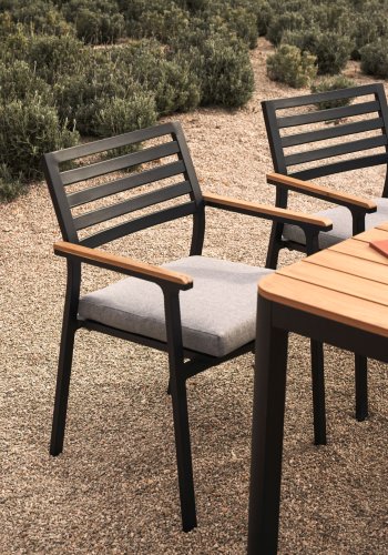 KAVE HOME Bona hagestol, med stoffpute og armlener i teak - sort aluminium