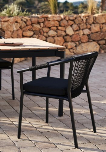 KAVE HOME Xelida hagestol, med sort stoffpute - svart tau og sort aluminium