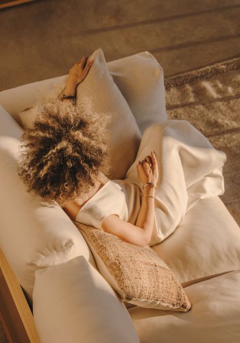 KAVE HOME Oaq 3-seters sofa - beige stoff (225cm)