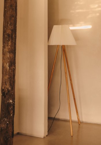 KAVE HOME Benicarlo gulvlampe - plissert skjerm og gummitre