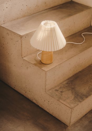 KAVE HOME Benicarlo bordlampe - beige plissert skjerm og naturlig tre