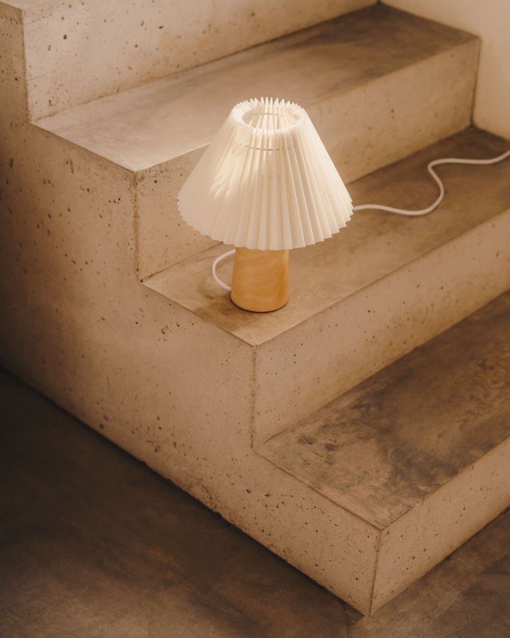 KAVE HOME Benicarlo bordlampe - beige plissert skjerm og naturlig tre