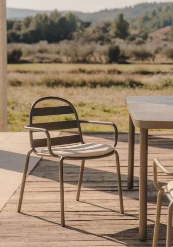 KAVE HOME Joncols hagestol, med armlener - grnn aluminium