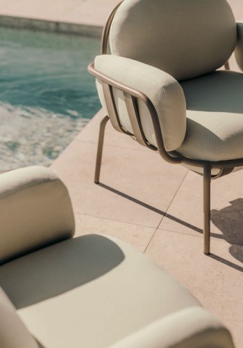 KAVE HOME Joncols hagestol, med beige puter - grnn aluminium