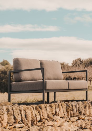 KAVE HOME Comova 2-manns hagesofa - m�rkegr�tt stoff og sort aluminium