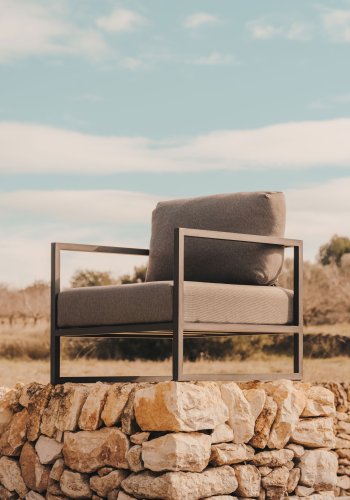 KAVE HOME Comova utend�rs lenestol, med armlener - m�rkegr� stoff og sort aluminium