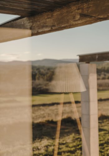 KAVE HOME Benicarlo gulvlampe - plissert skjerm og gummitre