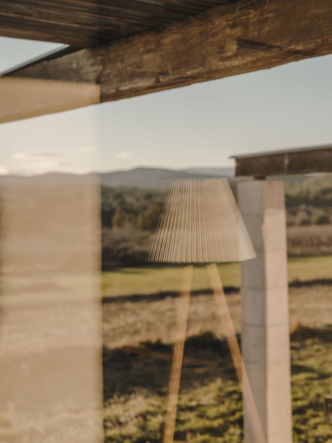 KAVE HOME Benicarlo gulvlampe - plissert skjerm og gummitre