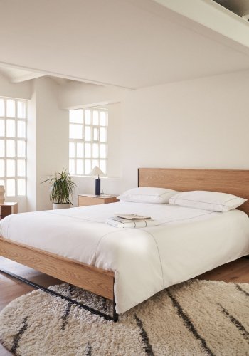 KAVE HOME Taiana sengeramme, med sengegavl og lameller - naturlig eikefiner og sort stl (160x200)