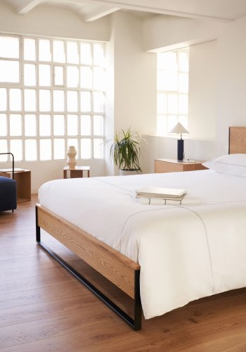 KAVE HOME Taiana sengeramme, med sengegavl og lameller - naturlig eikefiner og sort stl (160x200)