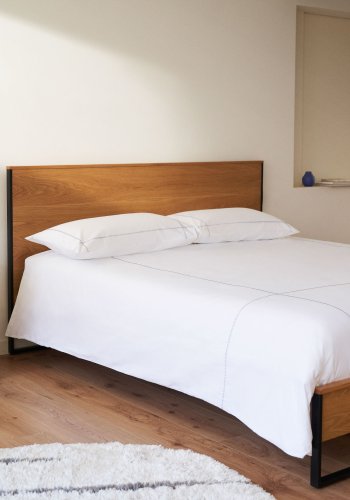 KAVE HOME Taiana sengeramme, med sengegavl og lameller - naturlig eikefiner og sort stl (160x200)