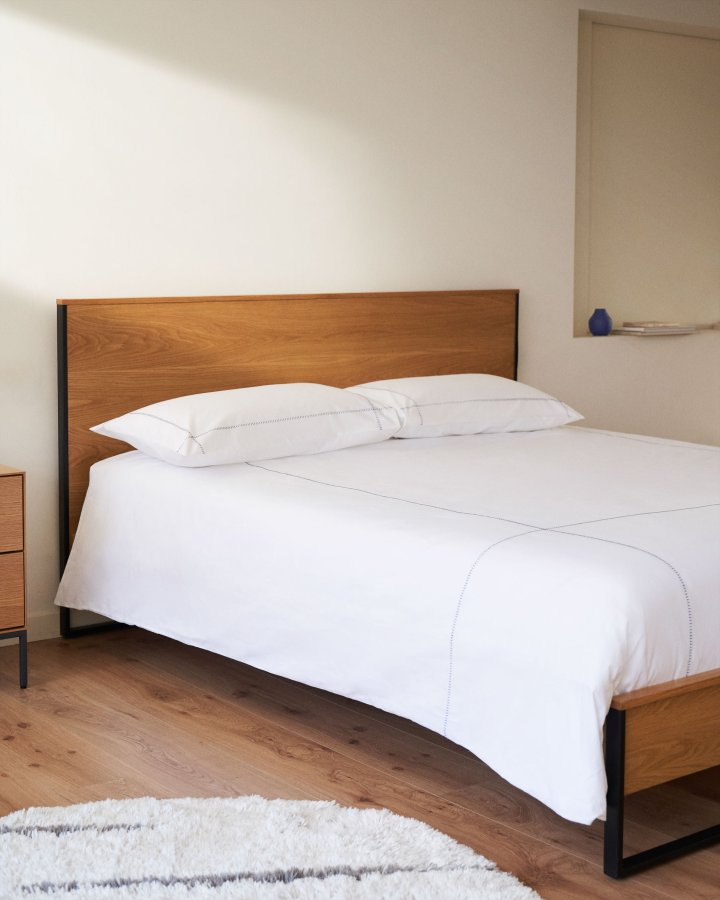 KAVE HOME Taiana sengeramme, med sengegavl og lameller - naturlig eikefiner og sort stl (160x200)