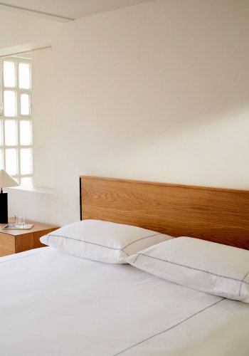 KAVE HOME Taiana sengegavl - naturlig eikefiner og svart stl (160cm)