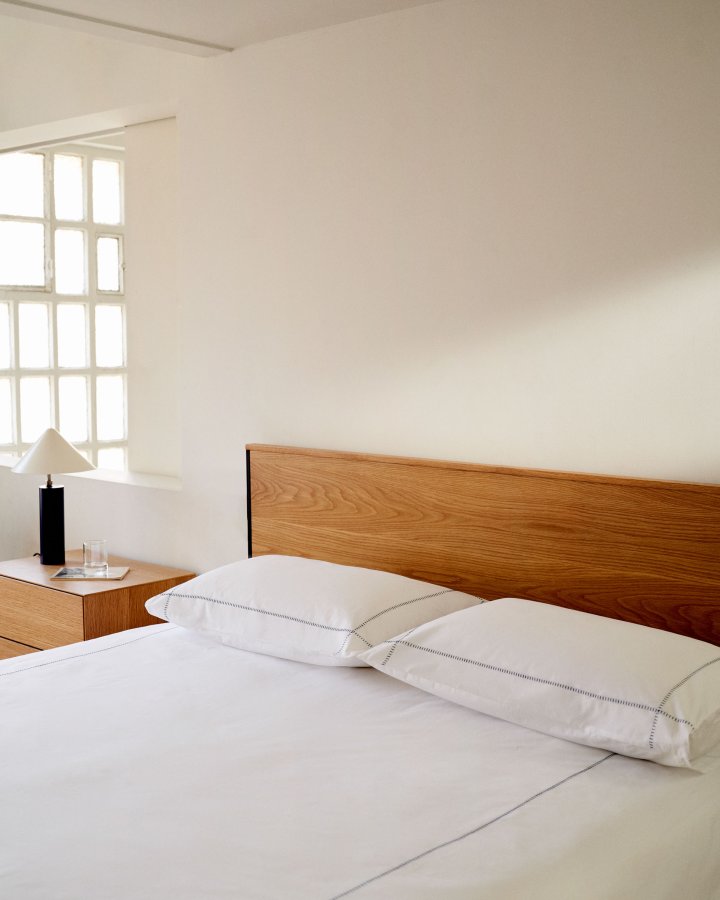 KAVE HOME Taiana sengegavl - naturlig eikefiner og svart stl (160cm)