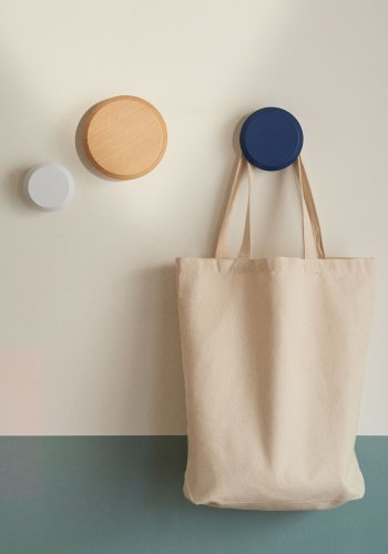 KAVE HOME Sett med 3 Nadua kleshengere i heltre med en naturlig, bl og hvit bkefinish