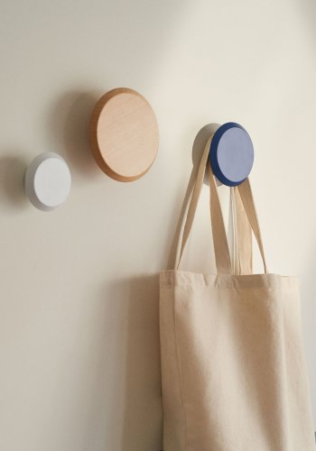 KAVE HOME Sett med 3 Nadua kleshengere i heltre med en naturlig, bl og hvit bkefinish