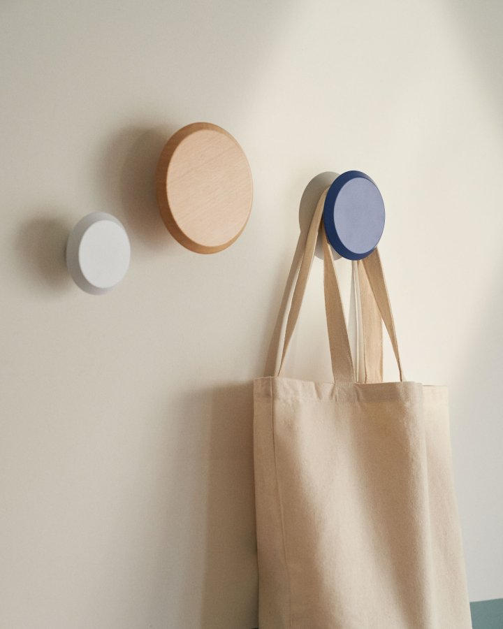 KAVE HOME Sett med 3 Nadua kleshengere i heltre med en naturlig, bl og hvit bkefinish