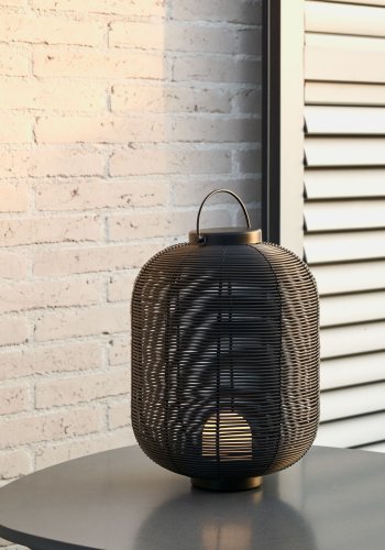 KAVE HOME Saranella brbar bordlampe, oppladbar m. USB-kabel, rund - svart polyrattan og metall