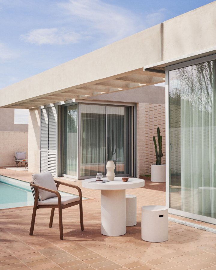 KAVE HOME malt hagestol, med armlener og puter - naturlig eukalyptustre og beige streng